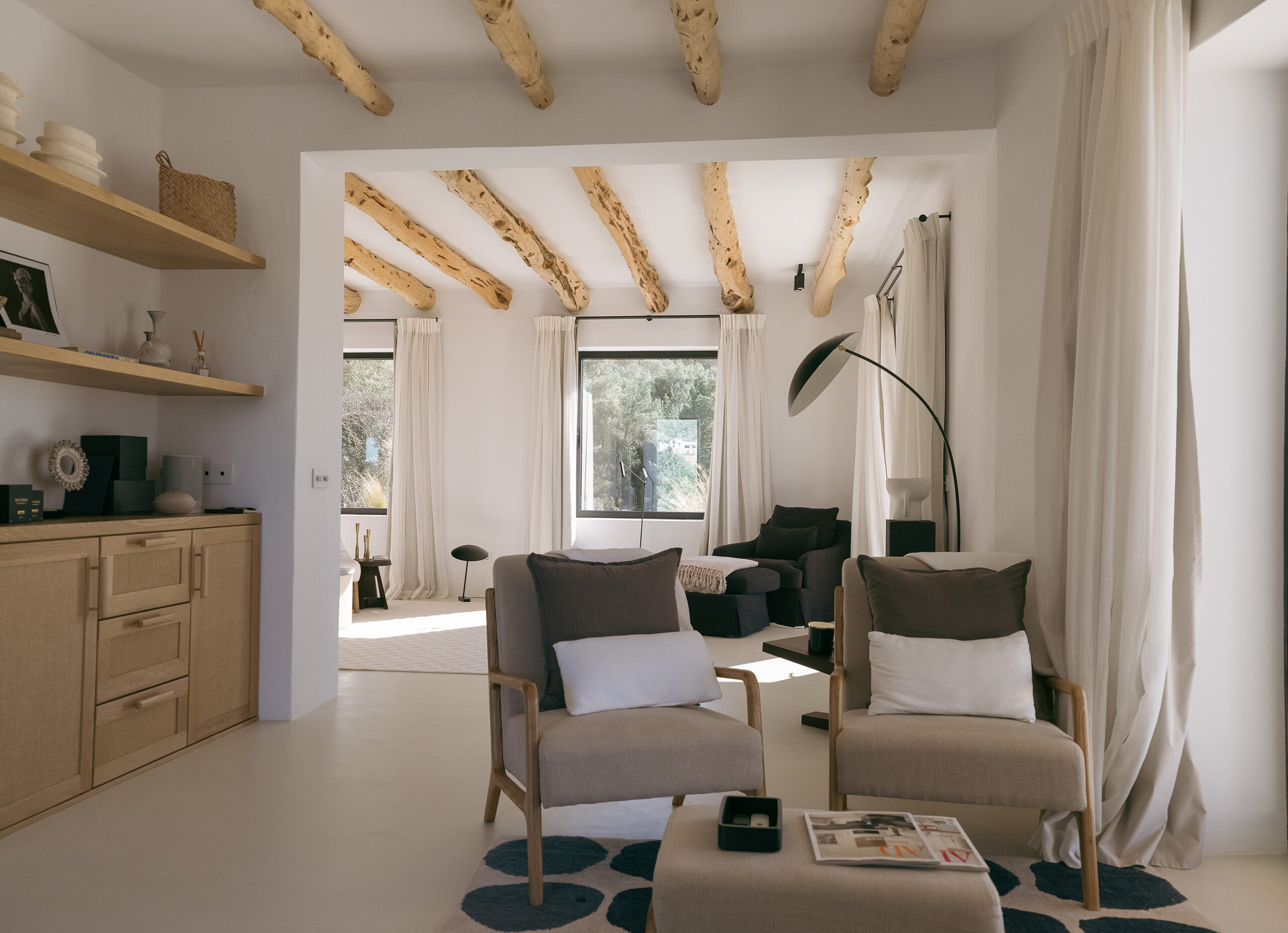 3 Muebles de salón a medida en espacio luminoso con vigas de madera vistas