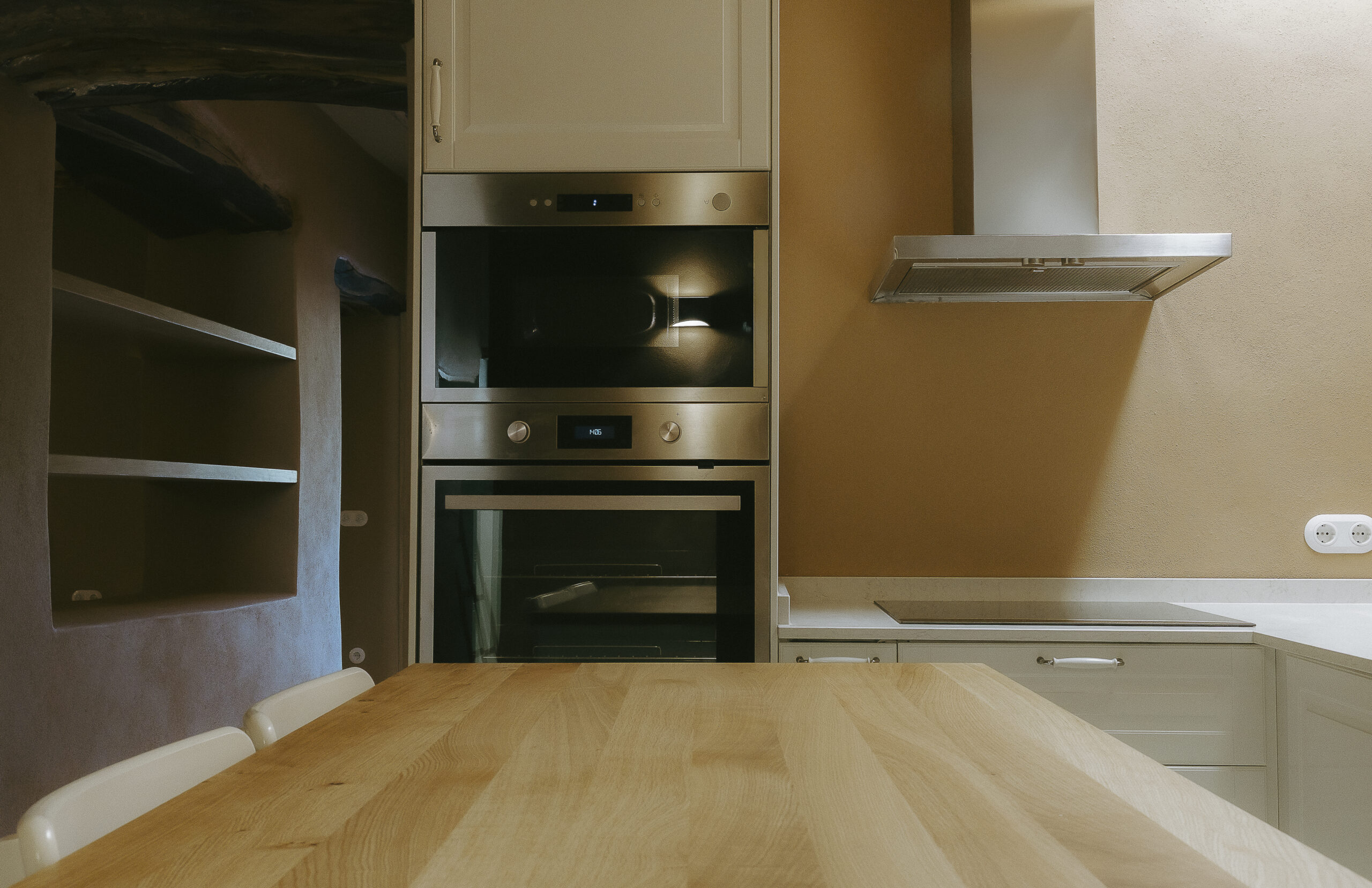 DSCF9655 Muebles de cocina a medida con hornos integrados y encimera de madera