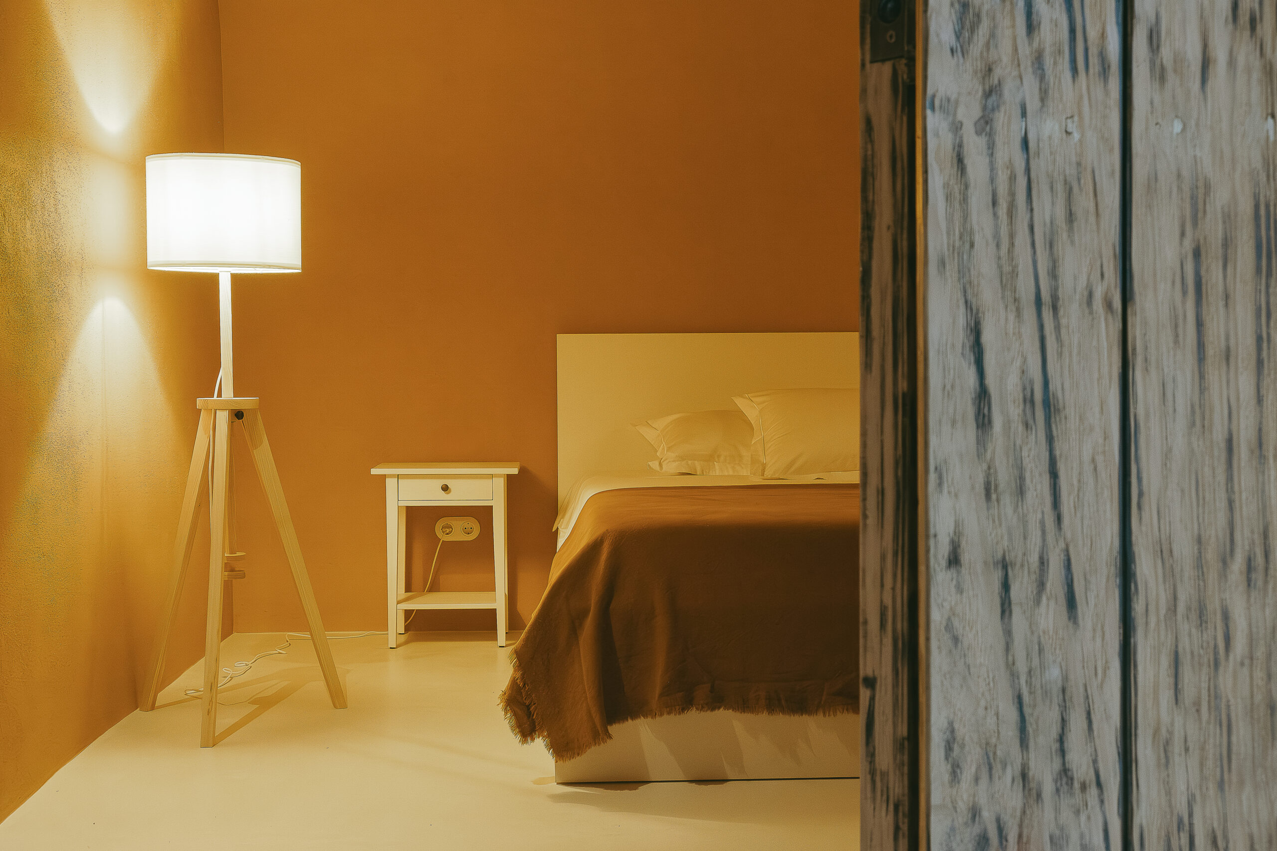 DSCF9760 Muebles de salón y dormitorio con mesita de madera y lámpara de pie