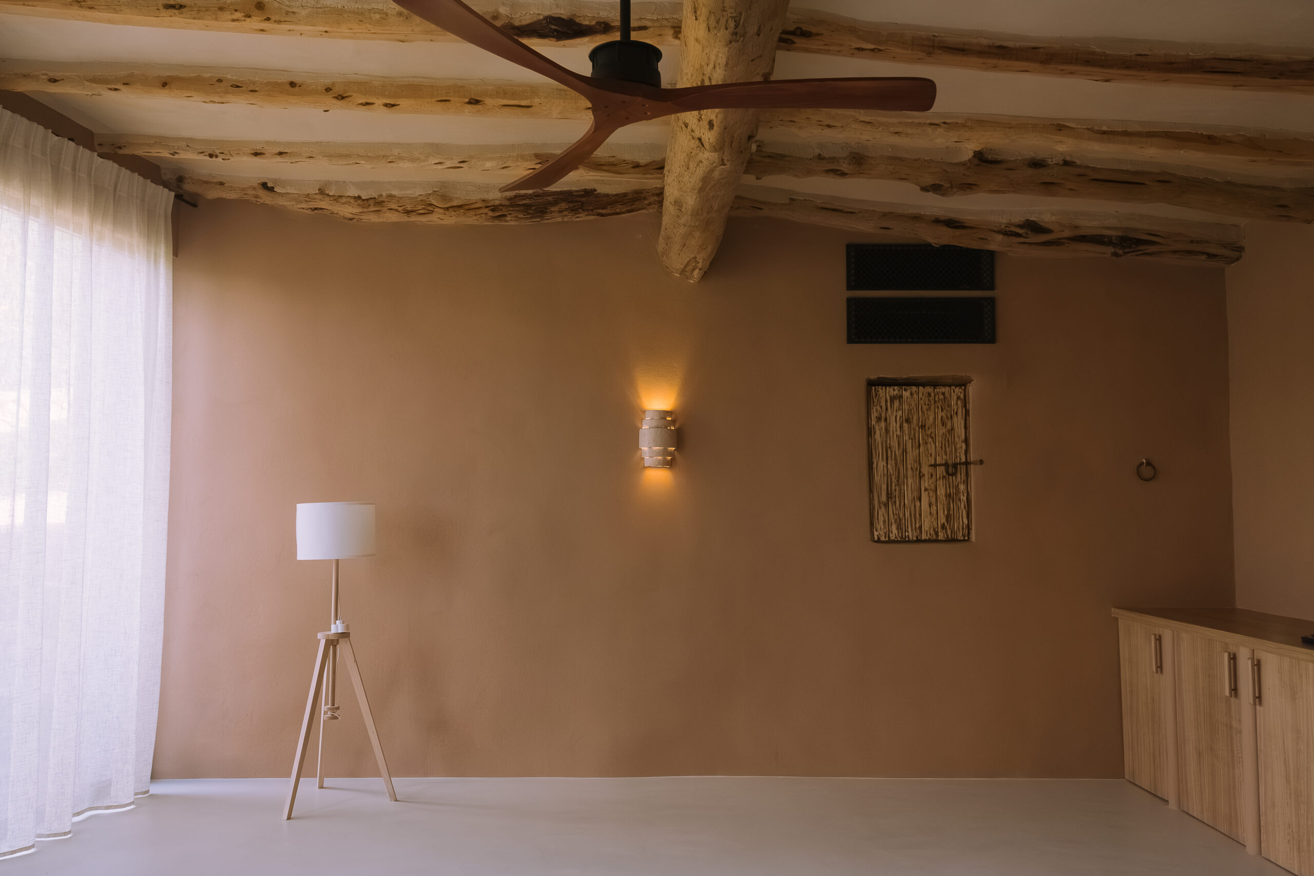 DSCF9815 Muebles de salón en ambiente rústico con lámpara de pie y vigas de madera