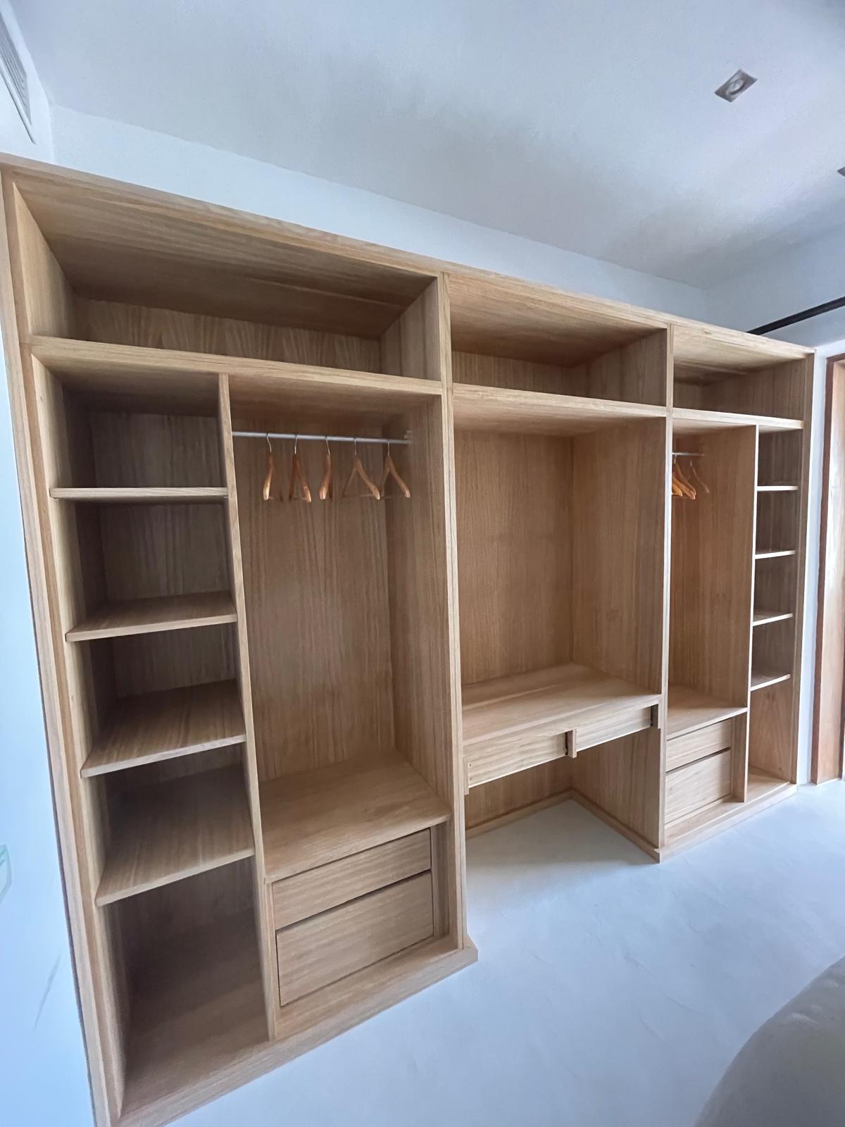 z2-Armario Muebles de salón a medida con estanterías, armario abierto y cajones de madera
