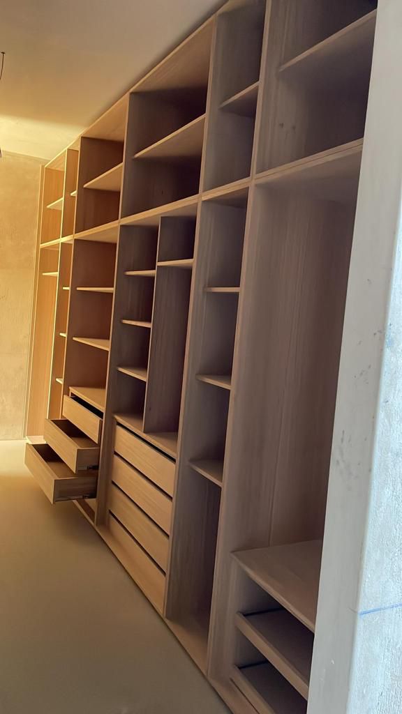 z4-Azrmario Mueble de salón a medida con estanterías y cajones de madera