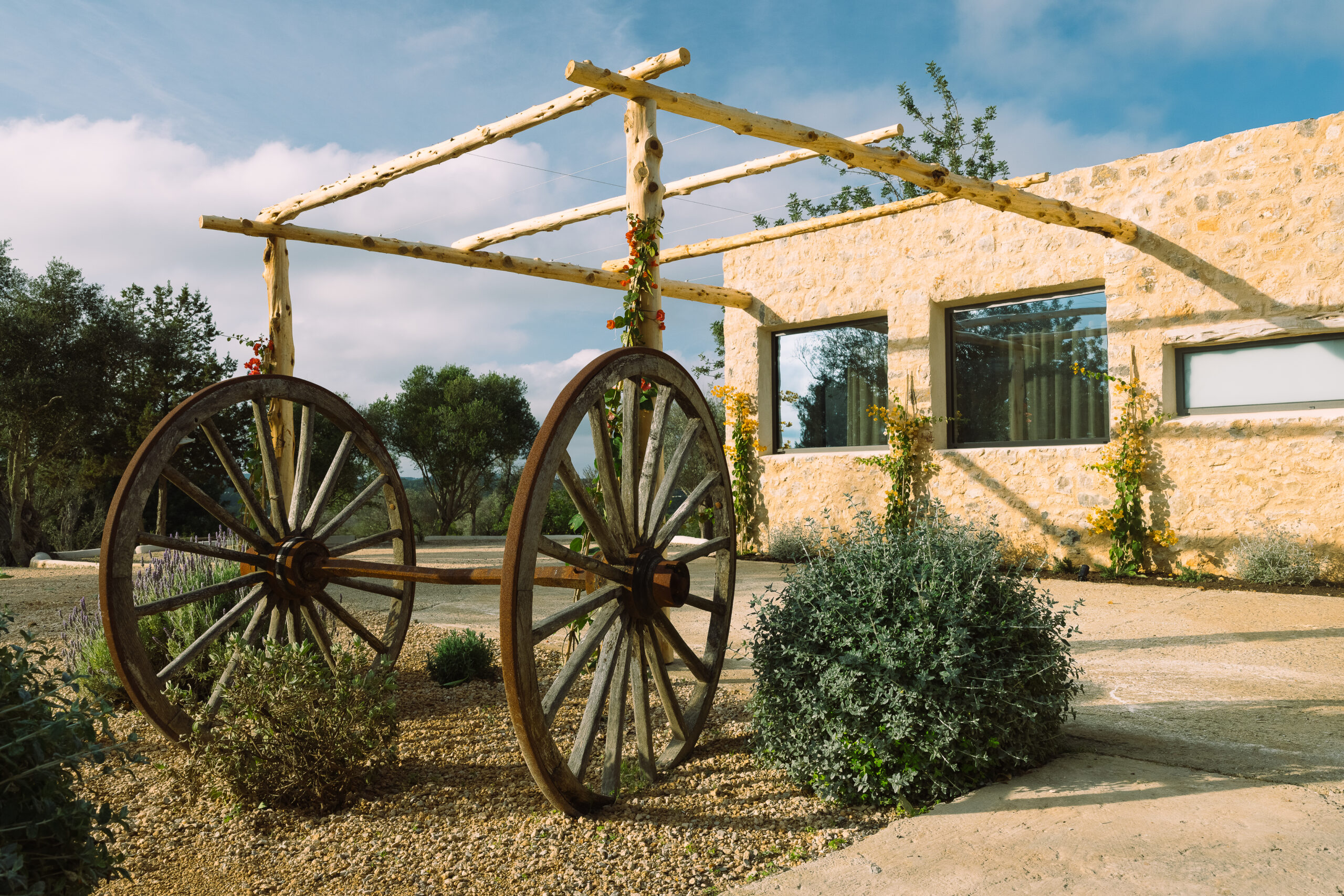 viga_3 Vigas de madera rústicas para pérgola exterior junto a una casa de piedra