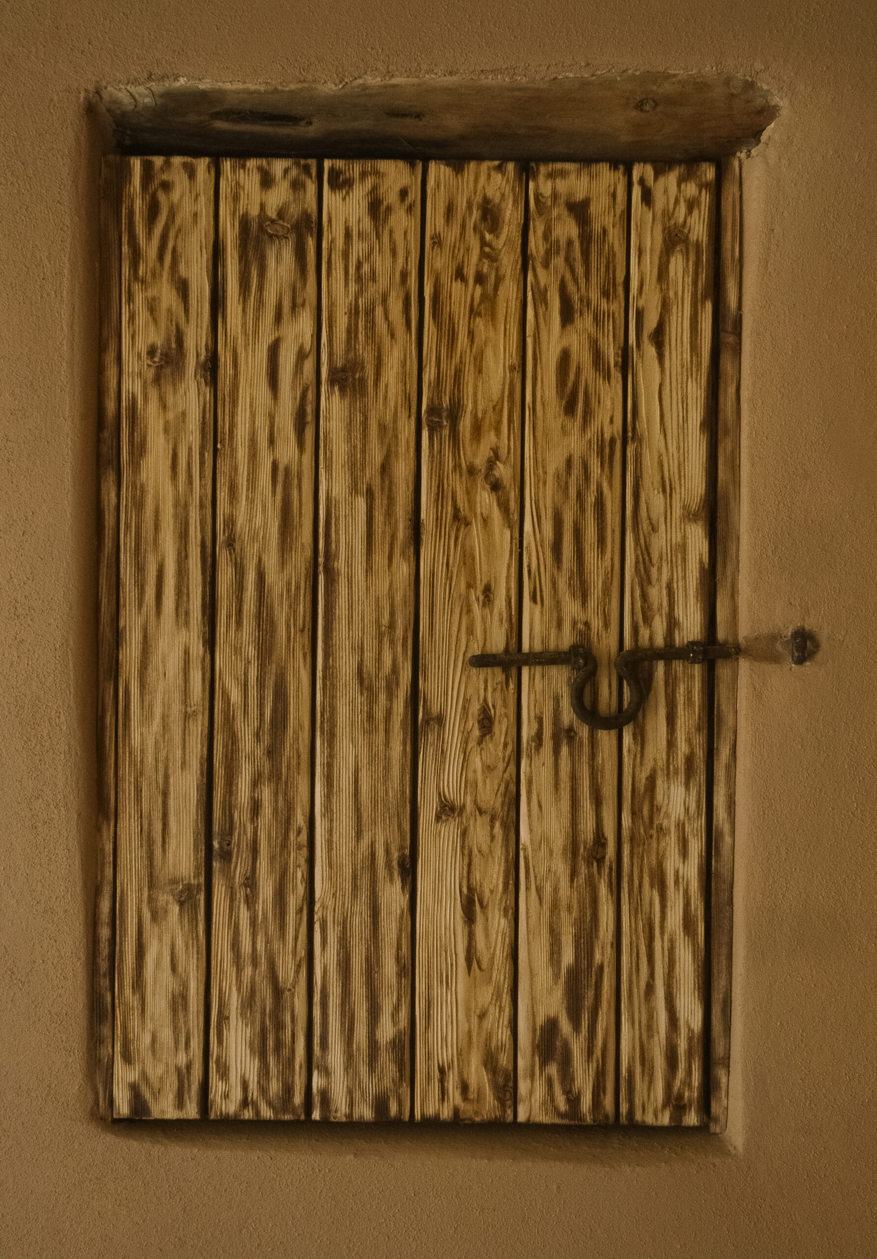 puerta_2 Puerta de madera rústica con herrajes tradicionales de hierro