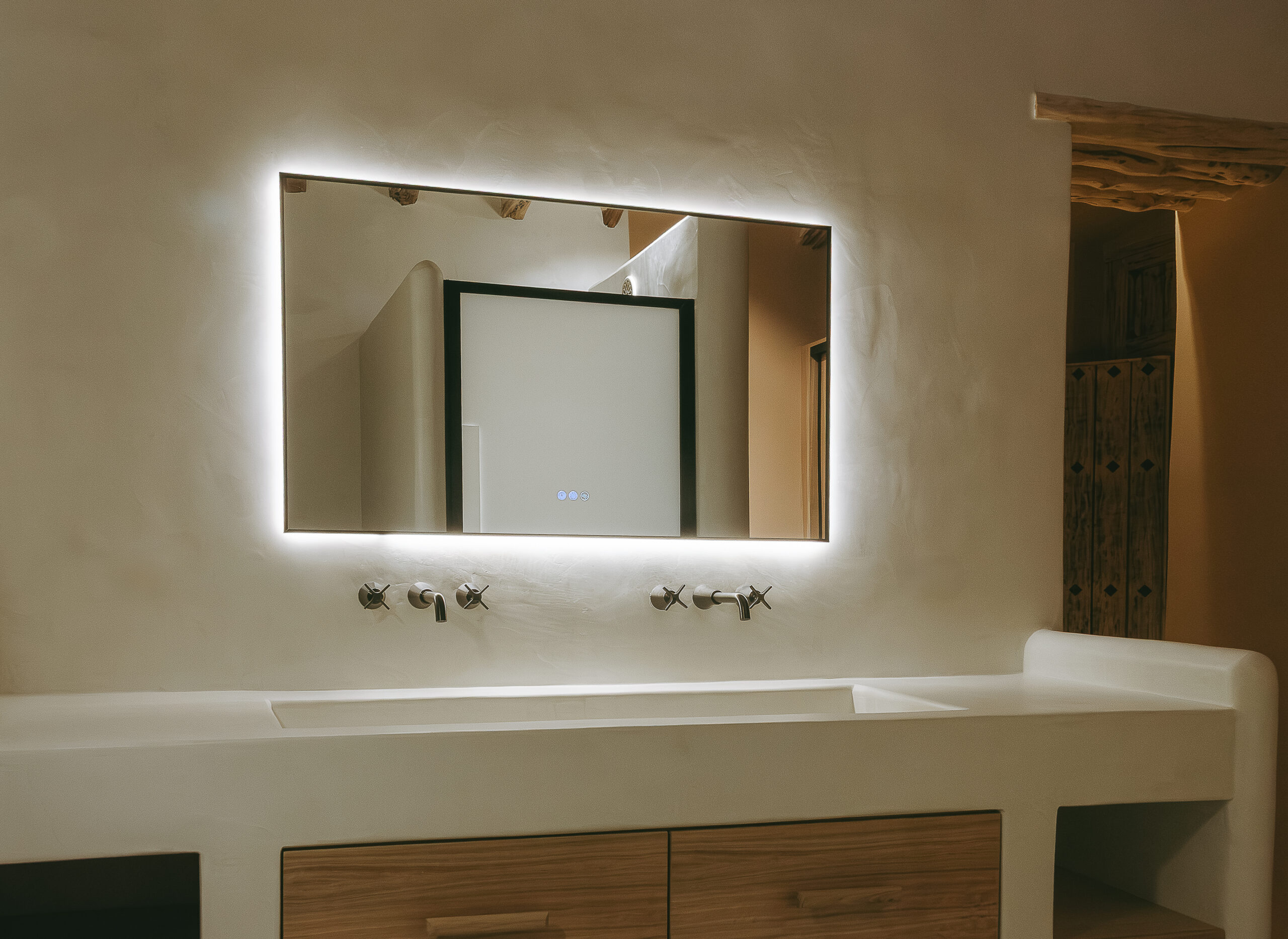 baño_2 Mueble de baño a medida en madera con lavabo doble y espejo retroiluminado