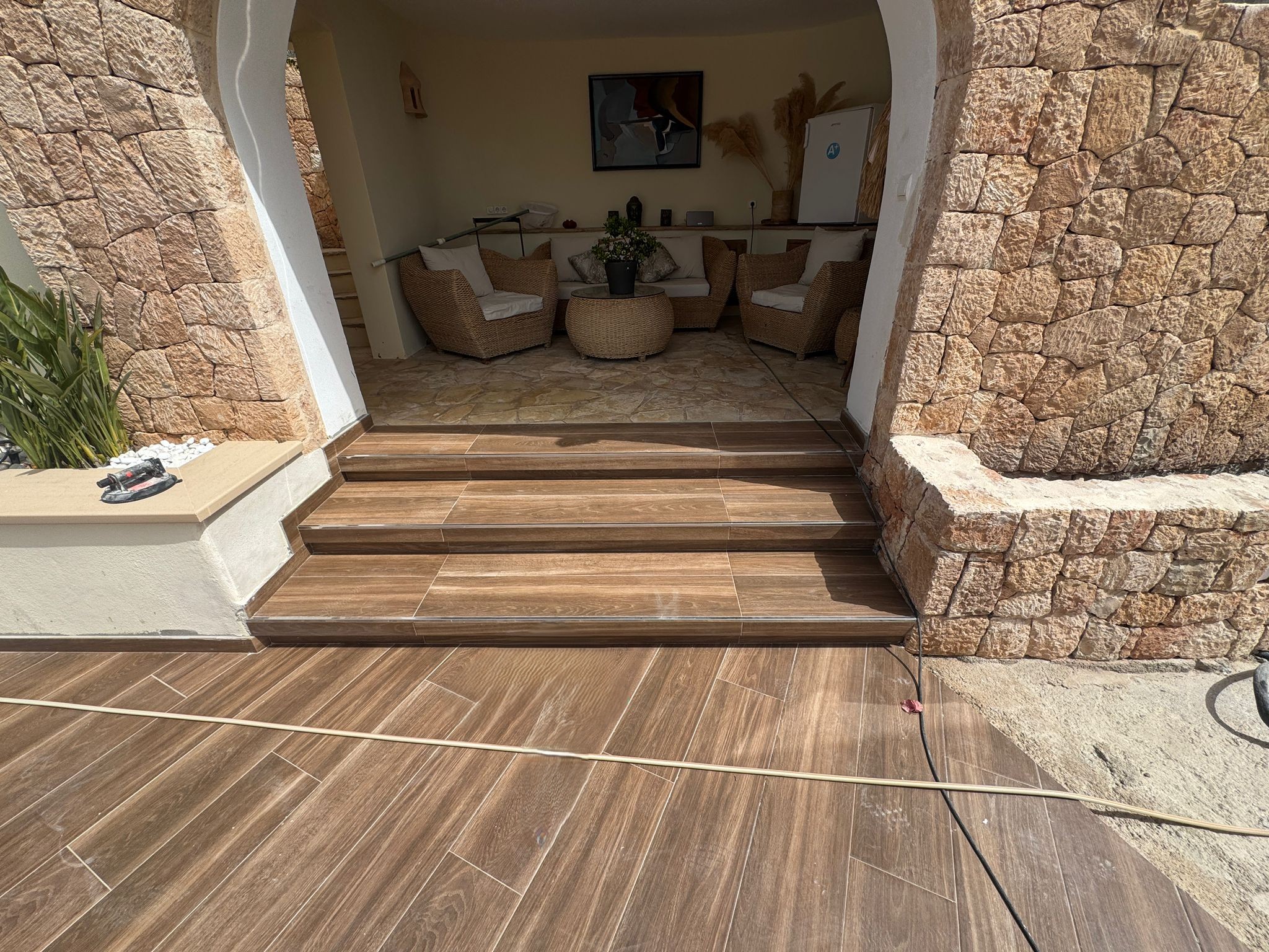 suelo_2 Suelos de madera en acceso exterior de vivienda con escalones a juego