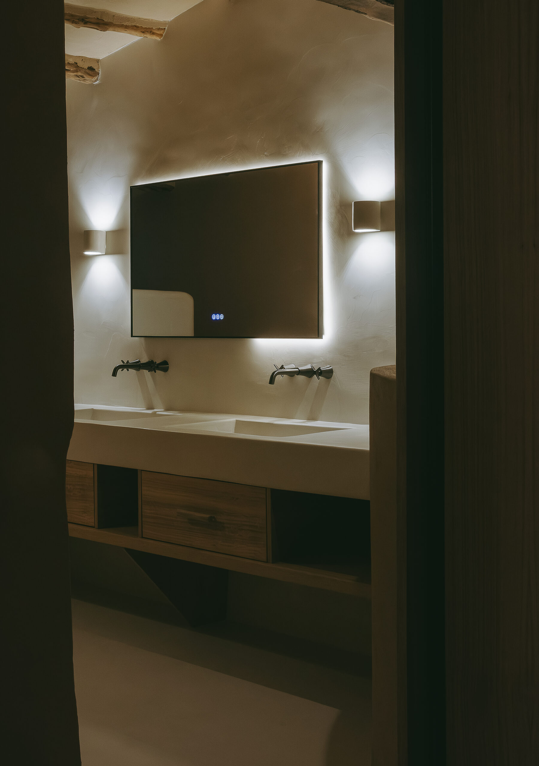 baño_3 Muebles de baño a medida en madera con lavabo doble, cajones y espejo iluminado