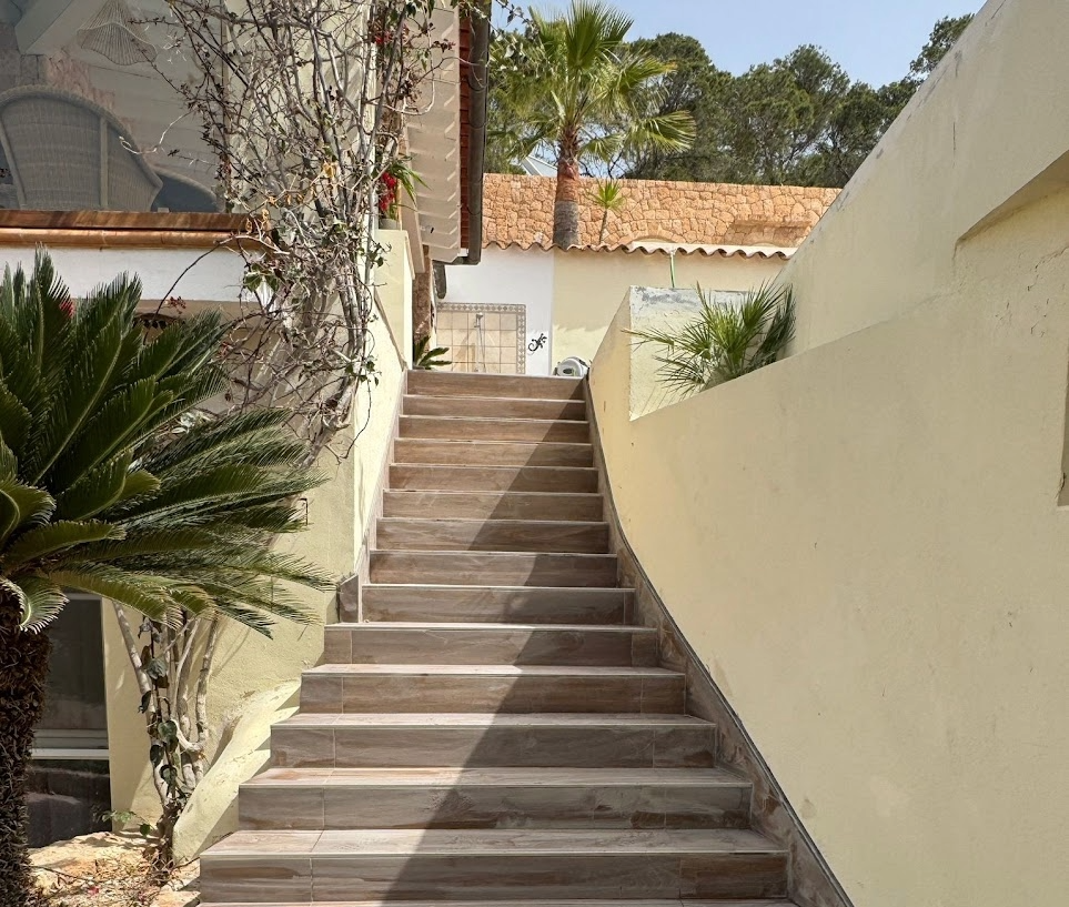 suelo_3 Escalera exterior con acabado efecto madera en vivienda mediterránea