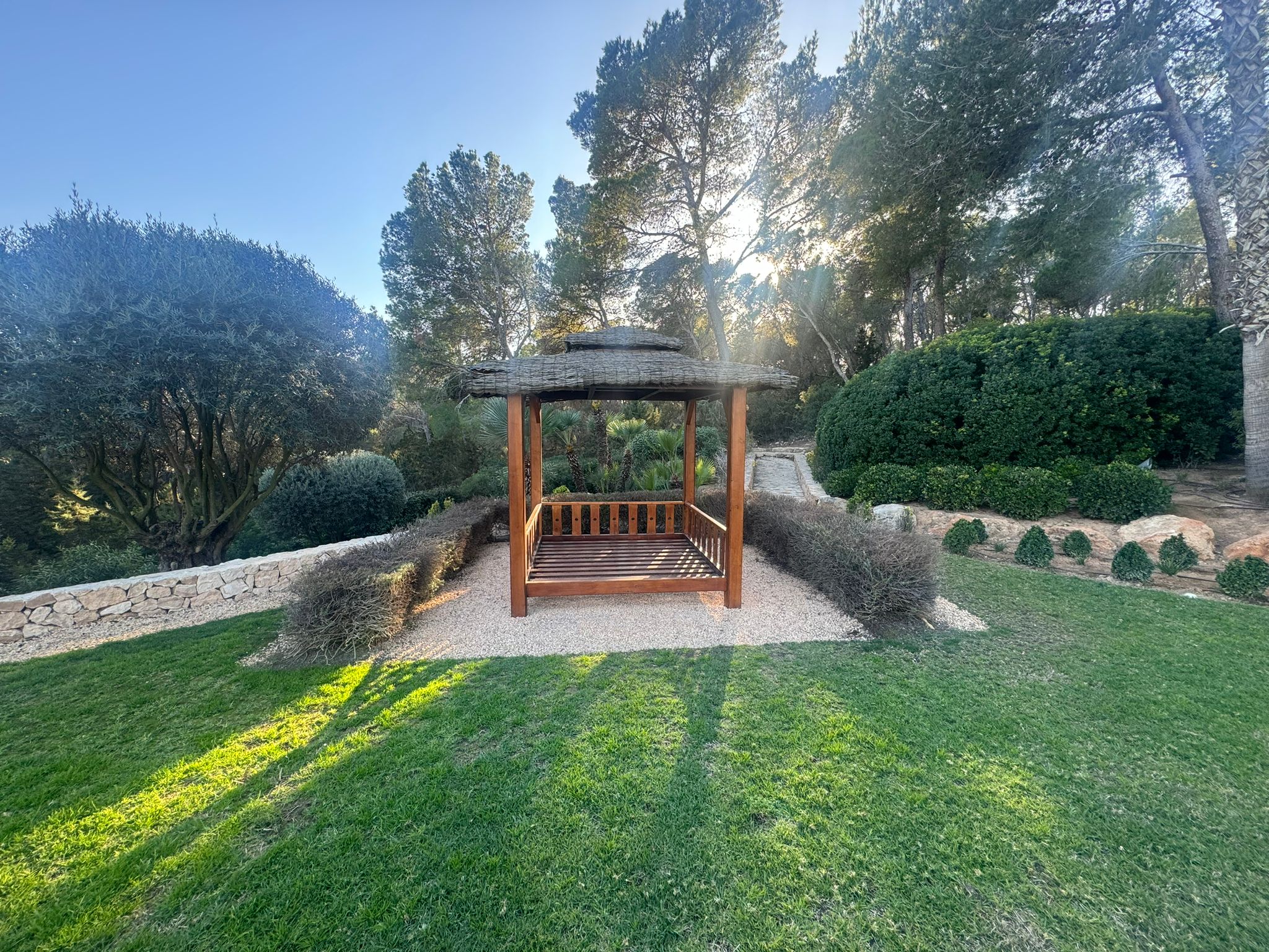 viga_2 Pérgola exterior con vigas de madera en jardín mediterráneo