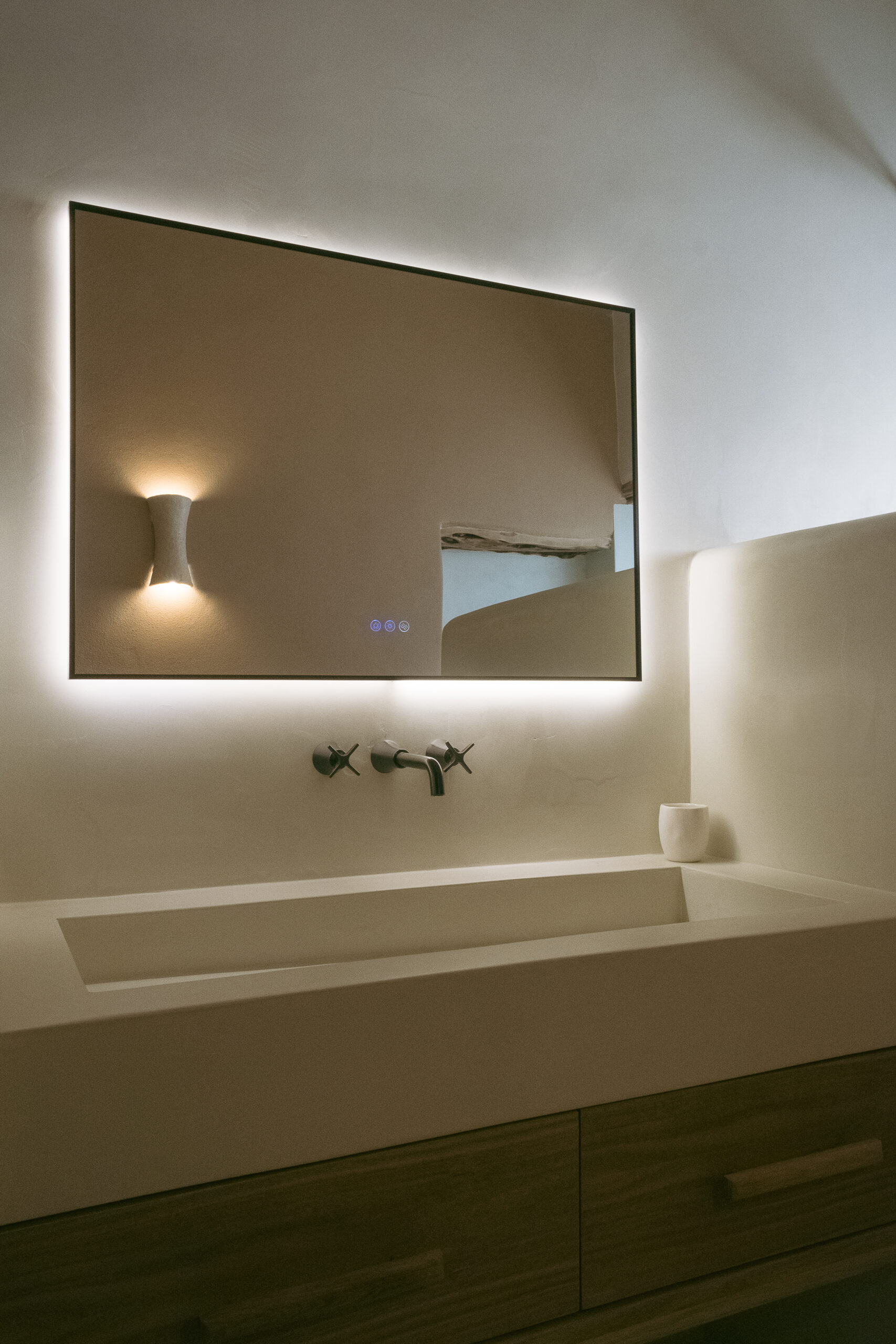 baño_4 Mueble de baño a medida con lavabo integrado y espejo retroiluminado