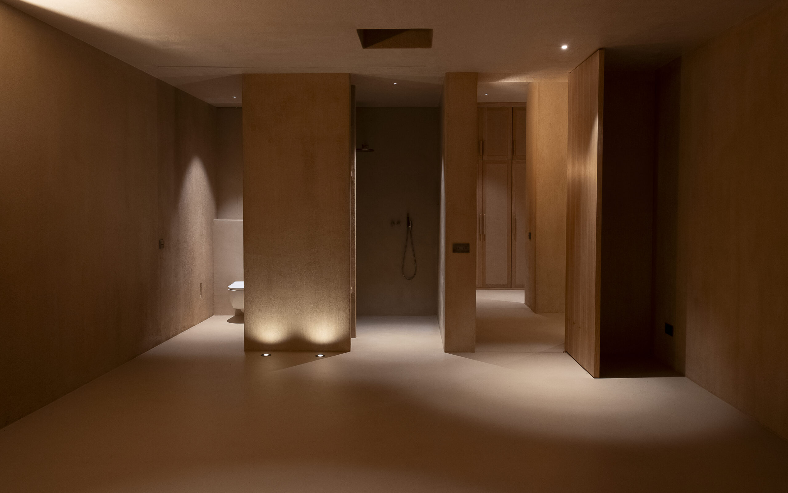 5 Muebles de baño a medida en espacio de diseño con acabados cálidos