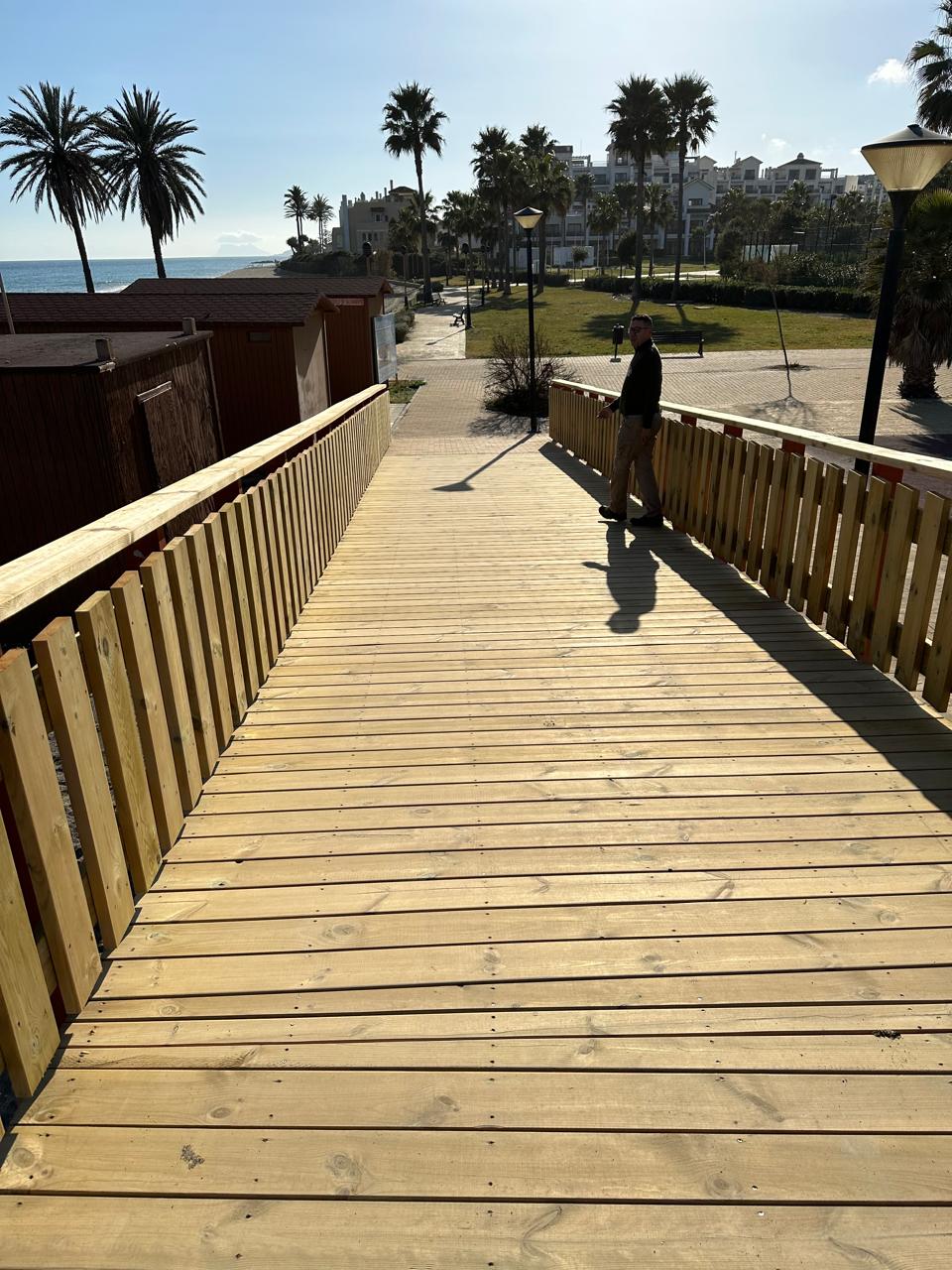suelo_6 Pasarela con suelo de madera exterior y barandillas junto al paseo marítimo