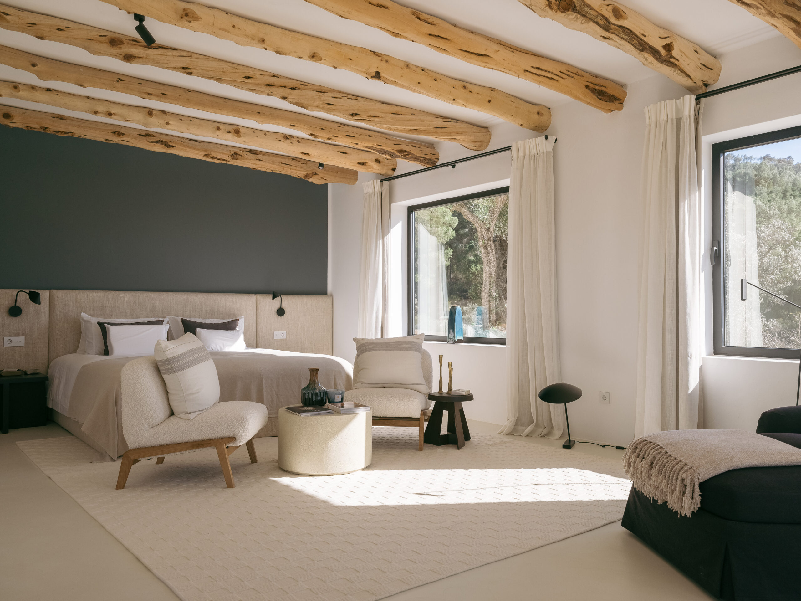 viga_6 Vigas de madera rústicas en dormitorio amplio con luz natural
