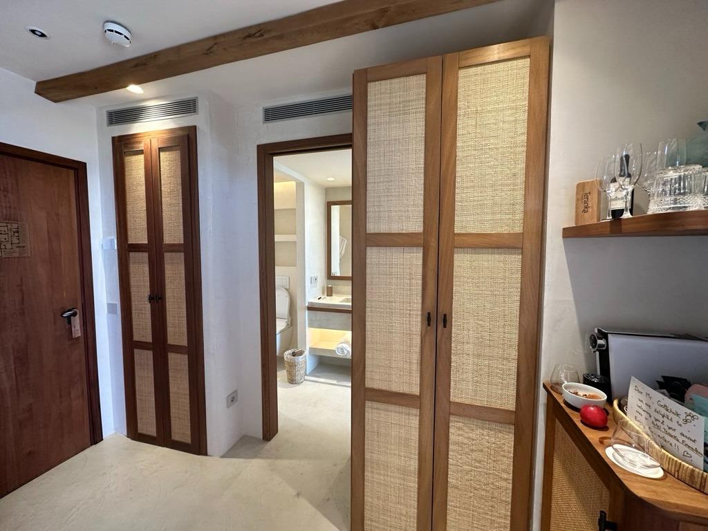 puerta_3 Puertas de madera a medida con paneles de fibras naturales para acceso al baño